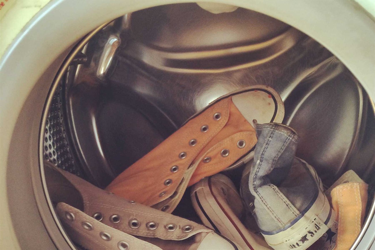 Việc vệ sinh giày sạch đẹp không chỉ là vấn đề thẩm mỹ mà còn là phương pháp quan trọng để bảo vệ sức khỏe của bạn